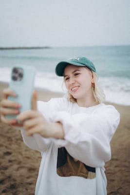 Laura, 24